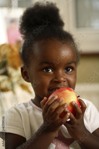 Foto: Girl eating apple Girl eating apple