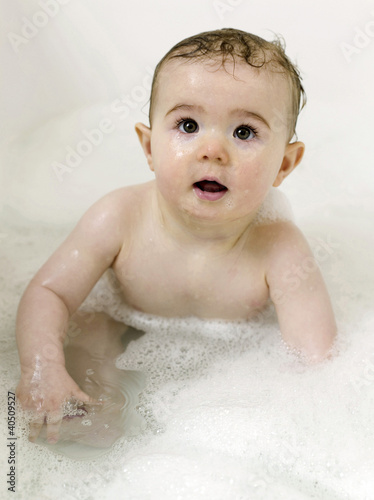 Foto: Baby girl taking a bath Baby girl taking a bath