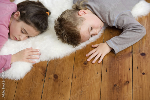 Foto: Children sleeping on the floor Children sleeping on the floor