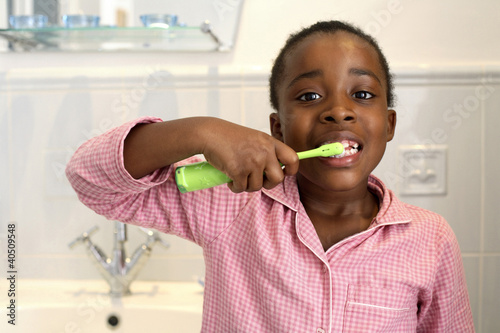 Foto: Girl brushing teeth Girl brushing teeth