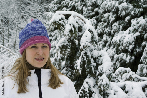 Foto: Woman wearing knit hat and winter clothing standing outdoor Woman wearing knit hat and winter clothing standing outdoor