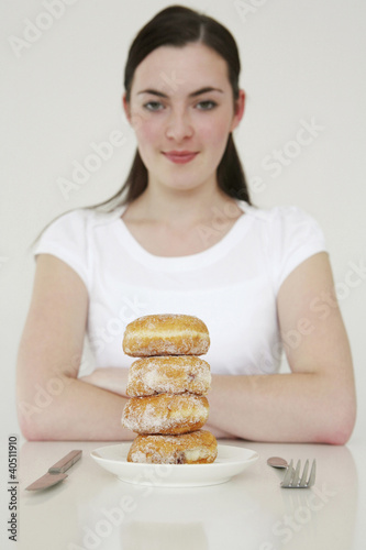 Foto: Woman with stacked doughnuts Woman with stacked doughnuts