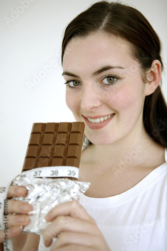 Foto: Woman with a bar of chocolate Woman with a bar of chocolate
