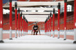 Foto: Man getting ready to jump hurdles Man getting ready to jump hurdles