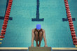 Foto: Man hanging onto the starting block Man hanging onto the starting block