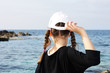 Bambina al mare lancia una pietra