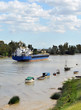 Barco mercante en el río Guadalquivir
