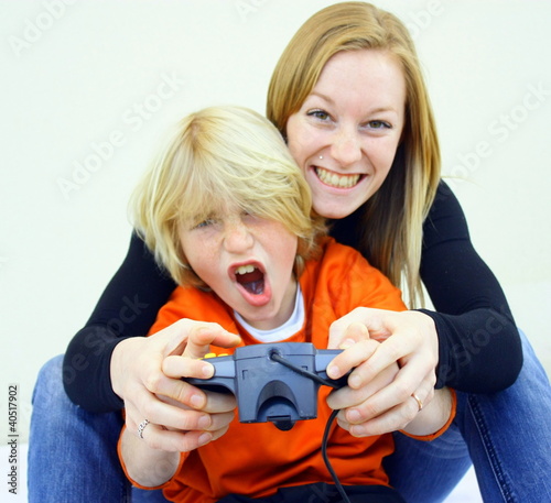 Photo: jouer à la console ensemble jouer à la console ensemble
