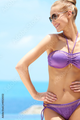Foto : Pretty female with sunglasses on at the pool Pretty female with sunglasses on at the pool
