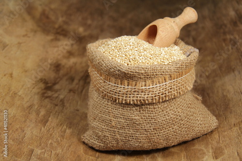 Photo: Inkareis (Quinoa) im Jutesack Inkareis (Quinoa) im Jutesack