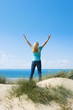 Blonde Frau am Meer