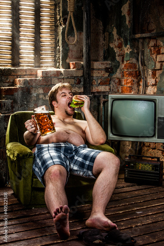 Foto: fat man eating hamburger fat man eating hamburger