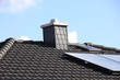 Hausdach mit Schornstein und Solaranlage