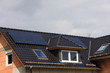 Solarzellen auf einem Hausdach