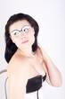 portrait fashion d'une jeune femme brune