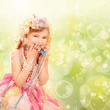 Kleine Prinzessin mit Perlen und Seifenblasen