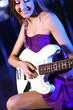 A fényképek részletei Young guitar player performing in night club