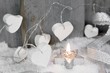 Photo: Weihnachten mit weißen Herzen und Kerze Weihnachten mit weißen Herzen und Kerze