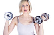 Junge sportliche Frau mit Hantel beim Training lacht