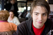 jeune homme au restaurant