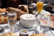 Reichhaltig gedeckter Frühstückstisch