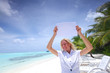Detaily fotografie business woman with blank paper on the ocean coast