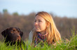 Photo: ragazza con cane labrador in un prato ragazza con cane labrador in un prato