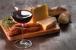 Käse und Wein mit Weißbrot