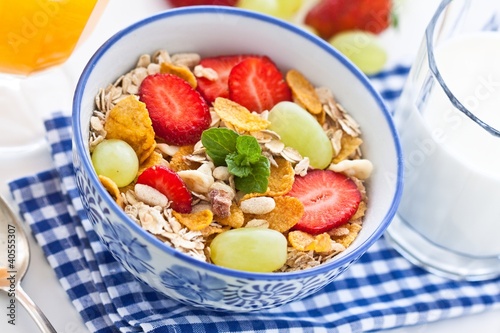 Foto: Breakfast with strawberry muesli and orange juice Breakfast with strawberry muesli and orange juice