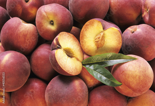 Foto: Many Whole Peaches with One Halved (Full Frame) Many Whole Peaches with One Halved (Full Frame)
