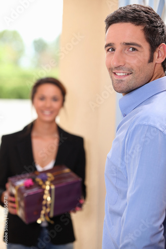 Foto: woman receiving gift from boyfriend woman receiving gift from boyfriend
