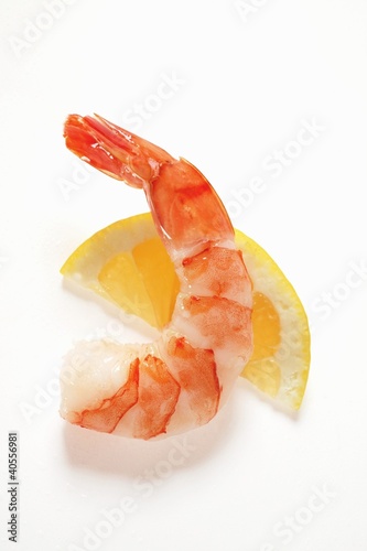 Foto: Cooked, peeled shrimp on wedge of lemon Cooked, peeled shrimp on wedge of lemon