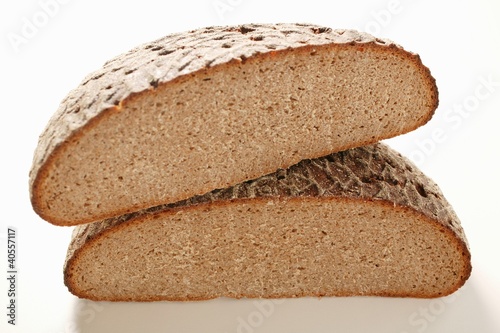 Foto: Halved rye bread Halved rye bread