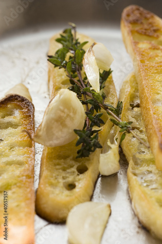 Foto: Slices of toasted white bread with garlic and thyme Slices of toasted white bread with garlic and thyme