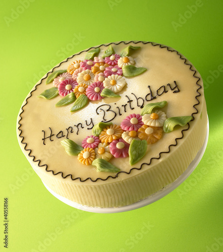 Foto: Cake with marzipan flowers and the words 'Happy Birthday' Cake with marzipan flowers and the words 'Happy Birthday'