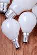 lampadine su sfondo di legno