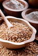 canvas print picture - farro in ciotola di legno con cucchiaio - uno