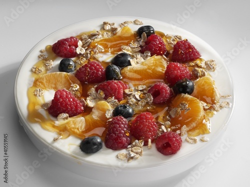Photo: Yoghurt with berries, rolled oats and honey Yoghurt with berries, rolled oats and honey