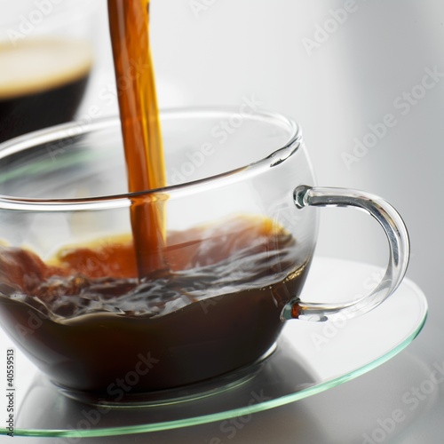 Foto: Pouring coffee into a glass cup Pouring coffee into a glass cup