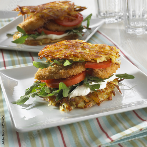 Foto: Potato cake, soft cheese and chicken burger Potato cake, soft cheese and chicken burger