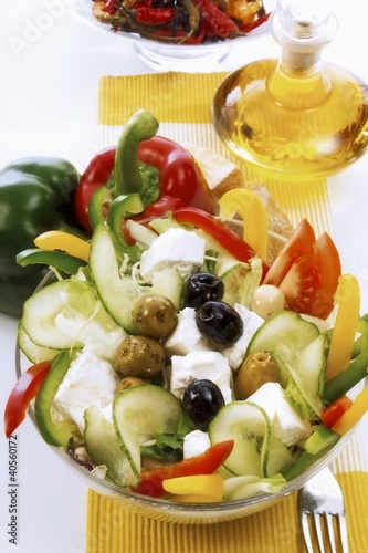 Foto: Vegetable salad with pieces of feta cheese and olives Vegetable salad with pieces of feta cheese and olives