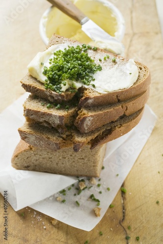 Foto: Several slices of bread in a pile with butter and chives Several slices of bread in a pile with butter and chives