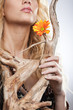 Blume auf abgestorbenem Ast