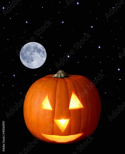 Foto: A Halloween pumpkin with moon and stars in background A Halloween pumpkin with moon and stars in background