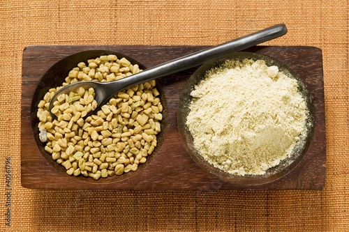 Foto: Fenugreek seeds, unground and ground Fenugreek seeds, unground and ground