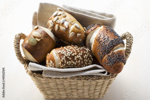 Foto: Assorted pretzel rolls (or lye rolls) in bread basket Assorted pretzel rolls (or lye rolls) in bread basket