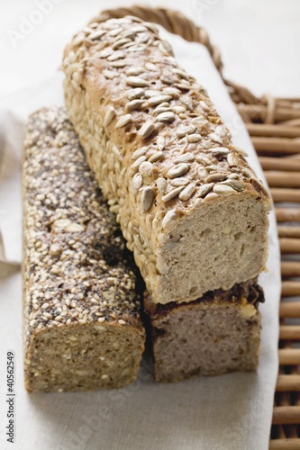 Foto: Three wholemeal loaves on tea towel Three wholemeal loaves on tea towel