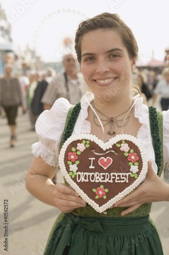 Foto: Woman with Lebkuchen heart (Oktoberfest, Munich) Woman with Lebkuchen heart (Oktoberfest, Munich)