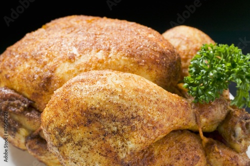 Foto: Spicy roast chicken, garnished with parsley Spicy roast chicken, garnished with parsley