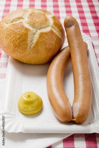 Photo: Frankfurters with mustard and bread roll on paper plate Frankfurters with mustard and bread roll on paper plate